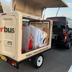 金沢のアンバーバス、トレーラーで旅行手荷物運搬