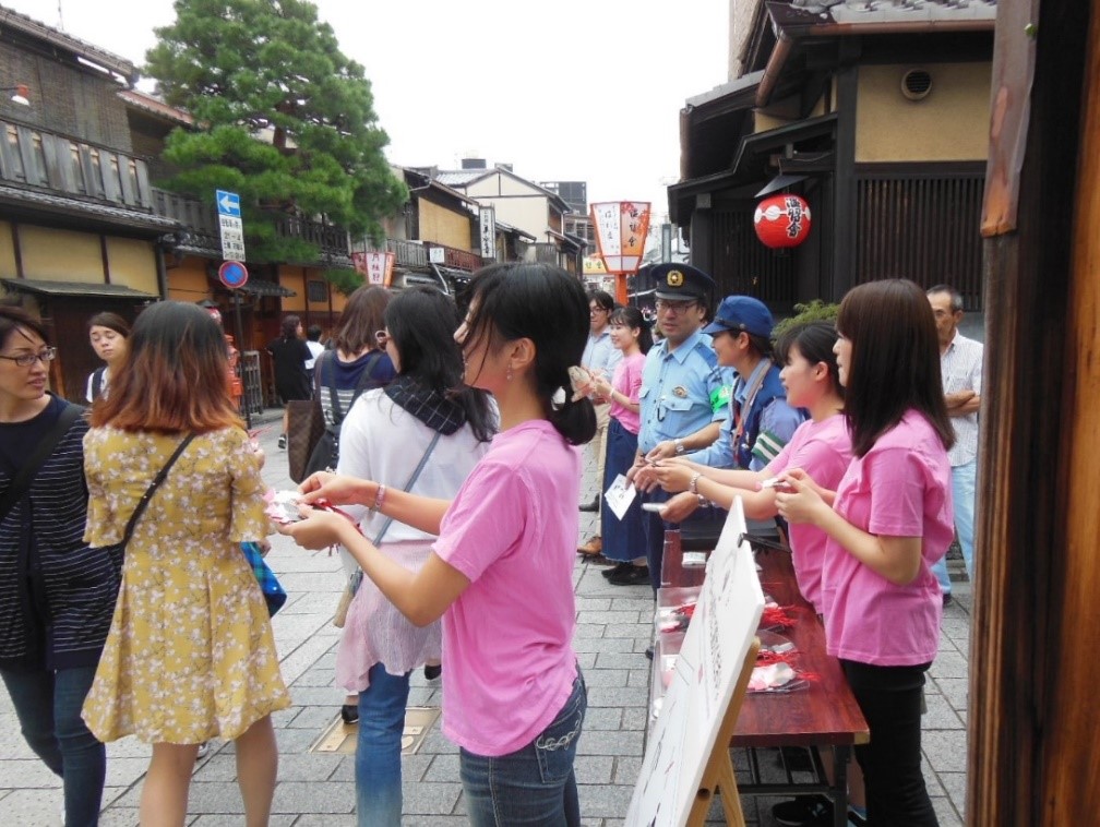 祇園で観光マナーを啓発、京都市と近畿運輸局が実証実験