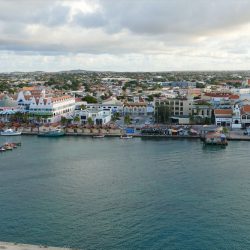 カリブ海のアルバ、健康アプリで来島者管理　感染症対策と観光業再開に一手
