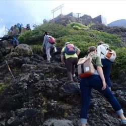 山梨県、安全な富士登山に協力要請　弾丸登山は事故リスク大　混雑時に規制も